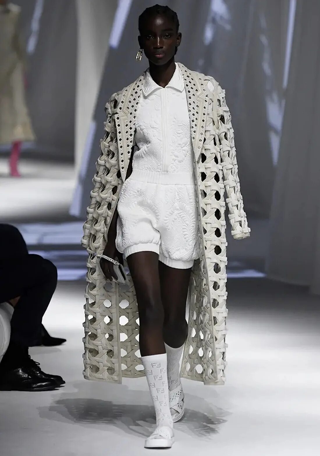 Мода 2023. Fendi Spring Summer 2021. Фенди показ в Милане 2021. Платье Фенди Милан 2022. Вязаная мода Весна лето 2021.