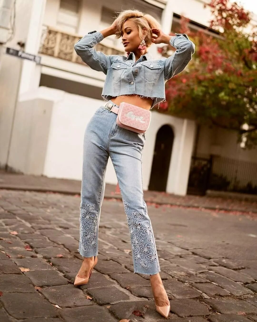 стильная джинсовая одежда для девушек. стильные образы с джинсами. девушки модных джинсах. красивые девушки в джинсах. повседневные образы для девушек.