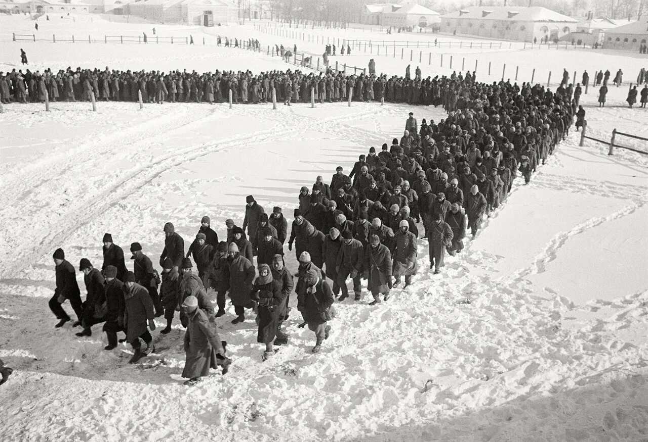 Окружение русских войск. Сталинградская битва пленные. Сталинград 1943 пленные немцы. Сталинградская битва пленные немцы. Сталинградская битва окружение армии Паулюса.