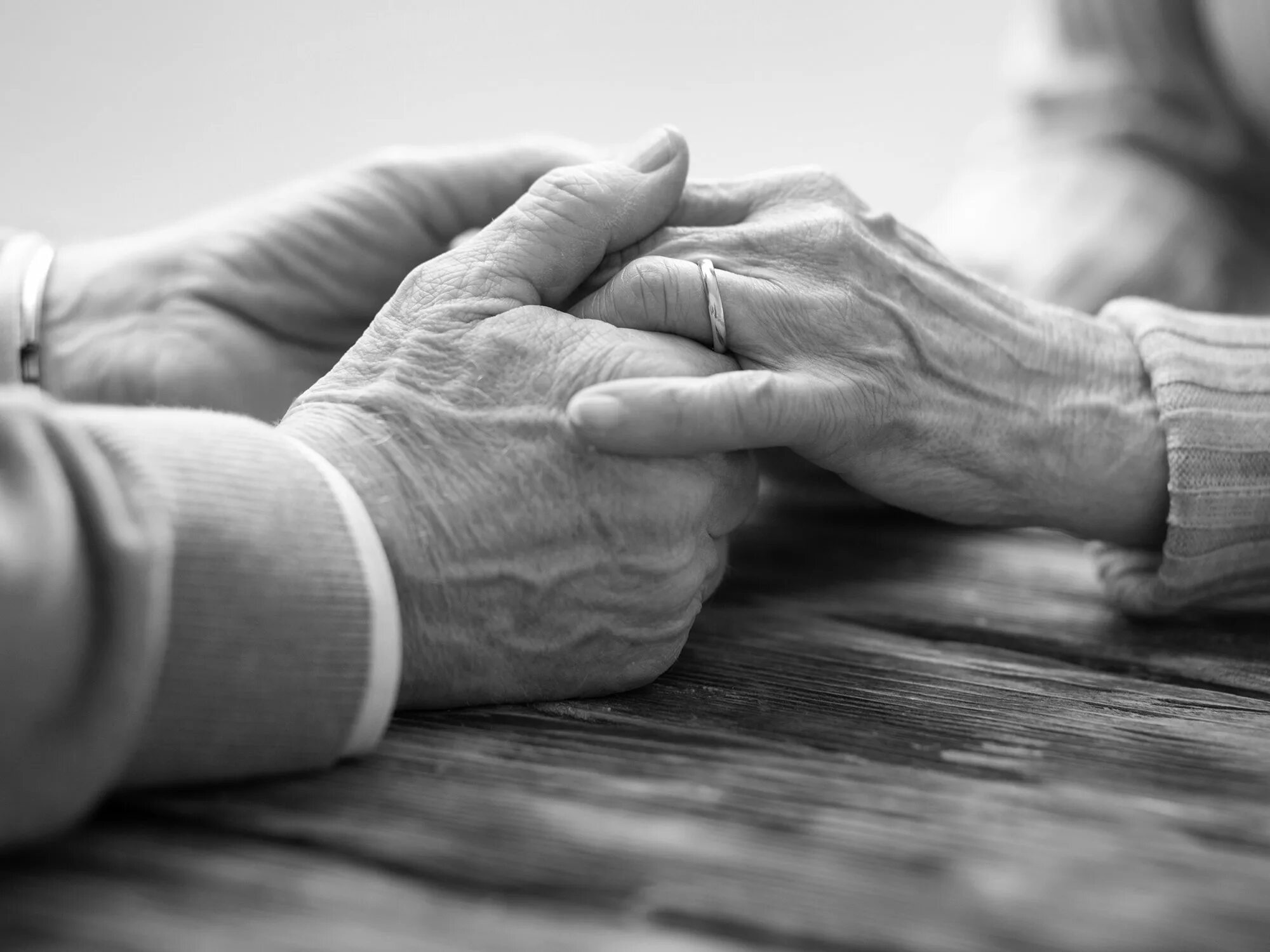 Как получить выплату за 50 лет брака. Брак. социальное обеспечение. пожилые держатся за руки. выплата за 50 лет брака.