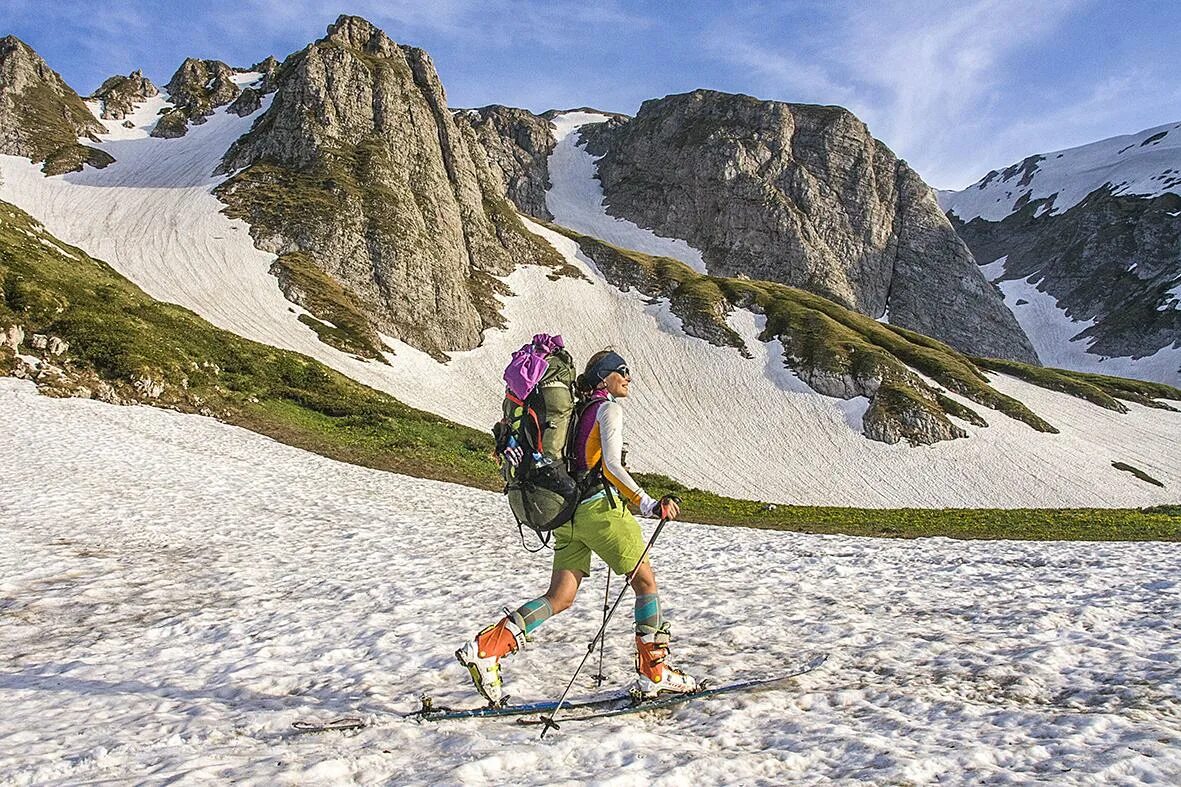 Лагонаки горнолыжный курорт. Лаго-наки в адыгее лыжи. Снег в лагонаки сейчас. Плато лагонаки горнолыжный курорт. Снежные лагонаки.