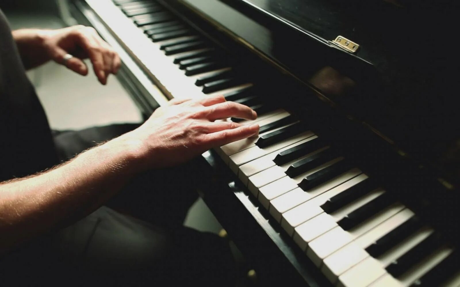Пианино. Играть на пианино. Игра на фортепиано. Руки на фортепиано.