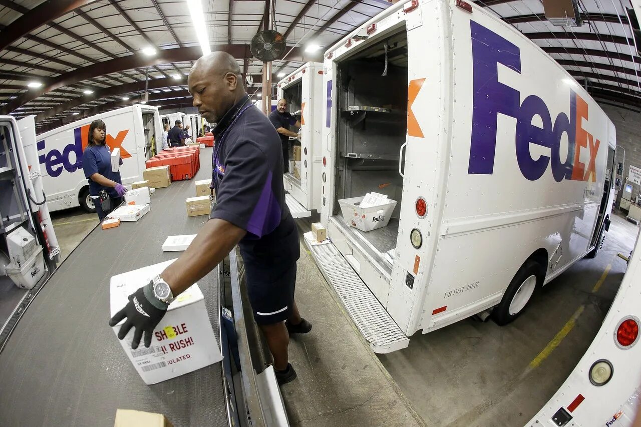 Fedex работает. Fedex машины. транспортная компания fedex. самолет fedex. fedex логотип.