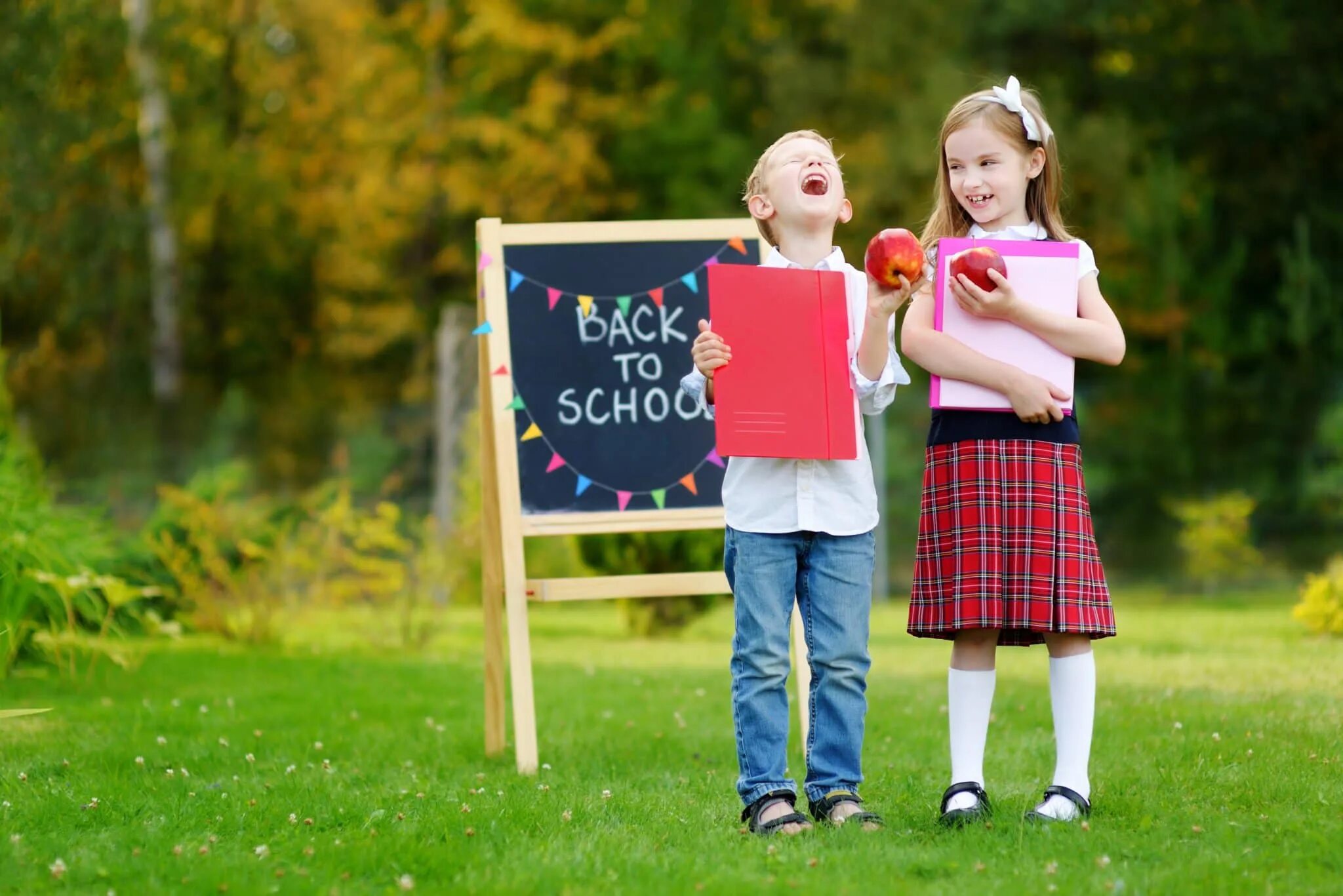 Back to School фото. Дошкольники. School Kid back. Kids going to School. I take my sister to school now