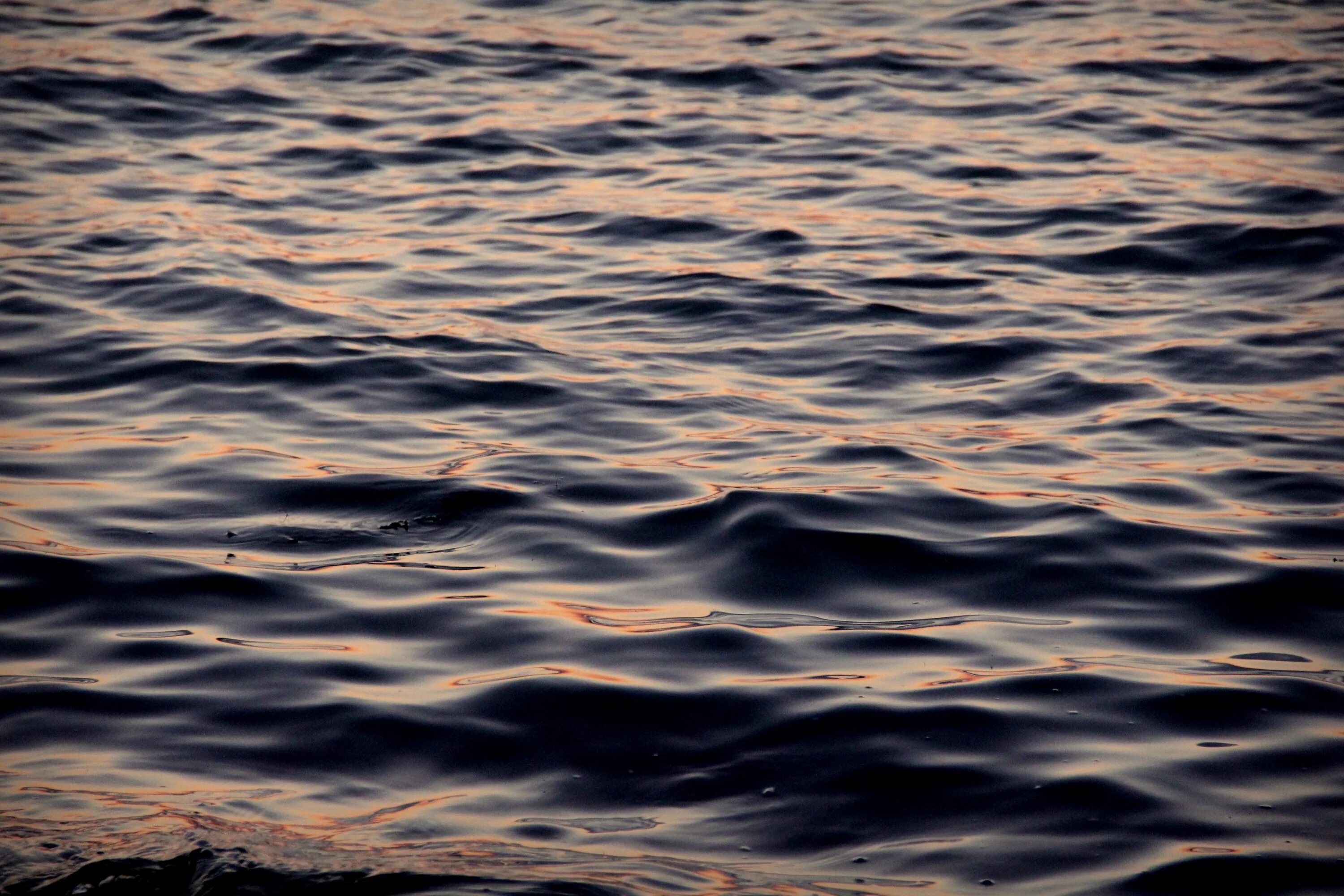 А жизнь мутная вода волна. Рябь на воде. Мутная вода в океане. Рябь на воде живопись. Мутная вода в море.