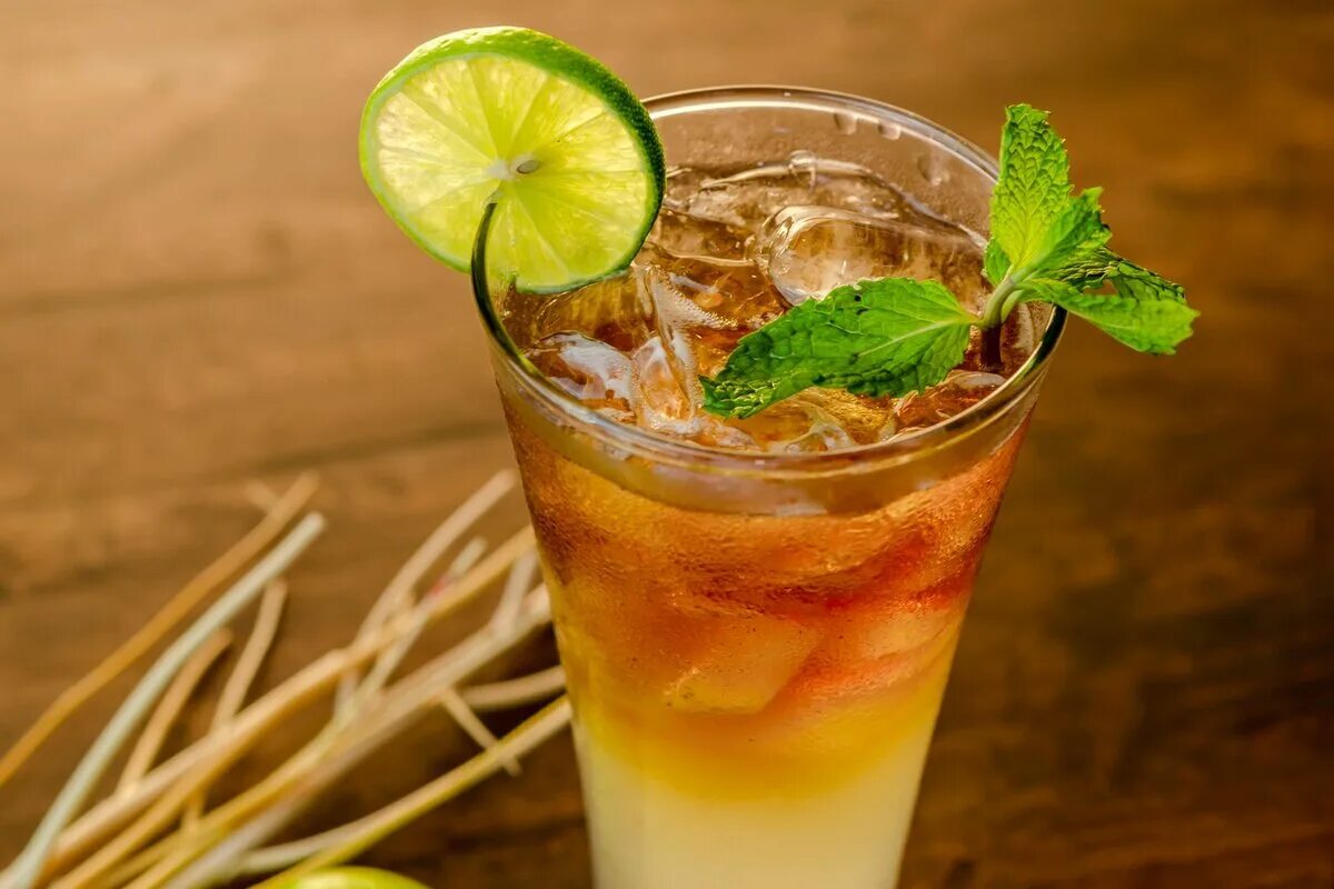 Айс ти коктейли. Лонг Айленд коктейль. Long Island Ice Tea коктейль. Лонг Айленд айсти коктейль. Лонг Айленд айс ти алкогольный коктейль.