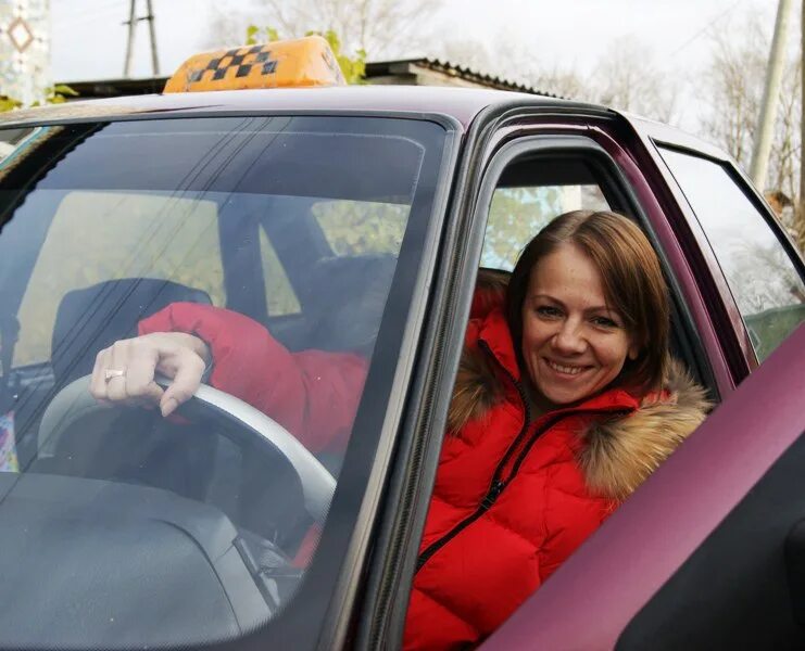 Девушка таксистка. Женщина водитель такси. Таксистка в Москве. Женщина таксистка за рулем. Глухая таксистка