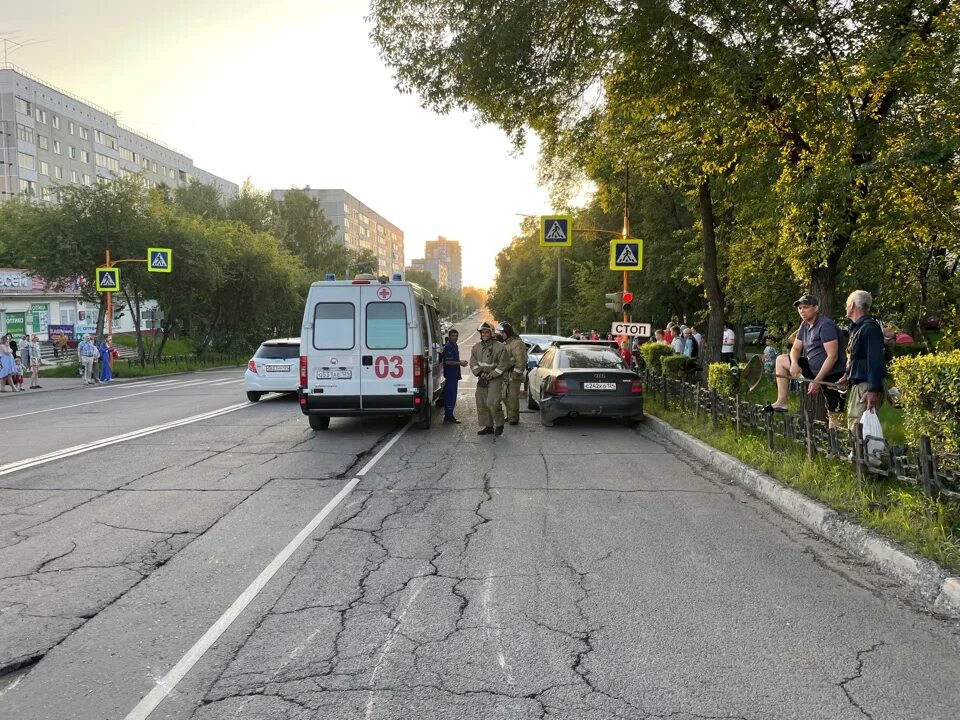 На прошлой неделе произошло. Перекресток дорога. Перекресток улица. Авария в Сосновоборске вчера. Перекресток без знаков.