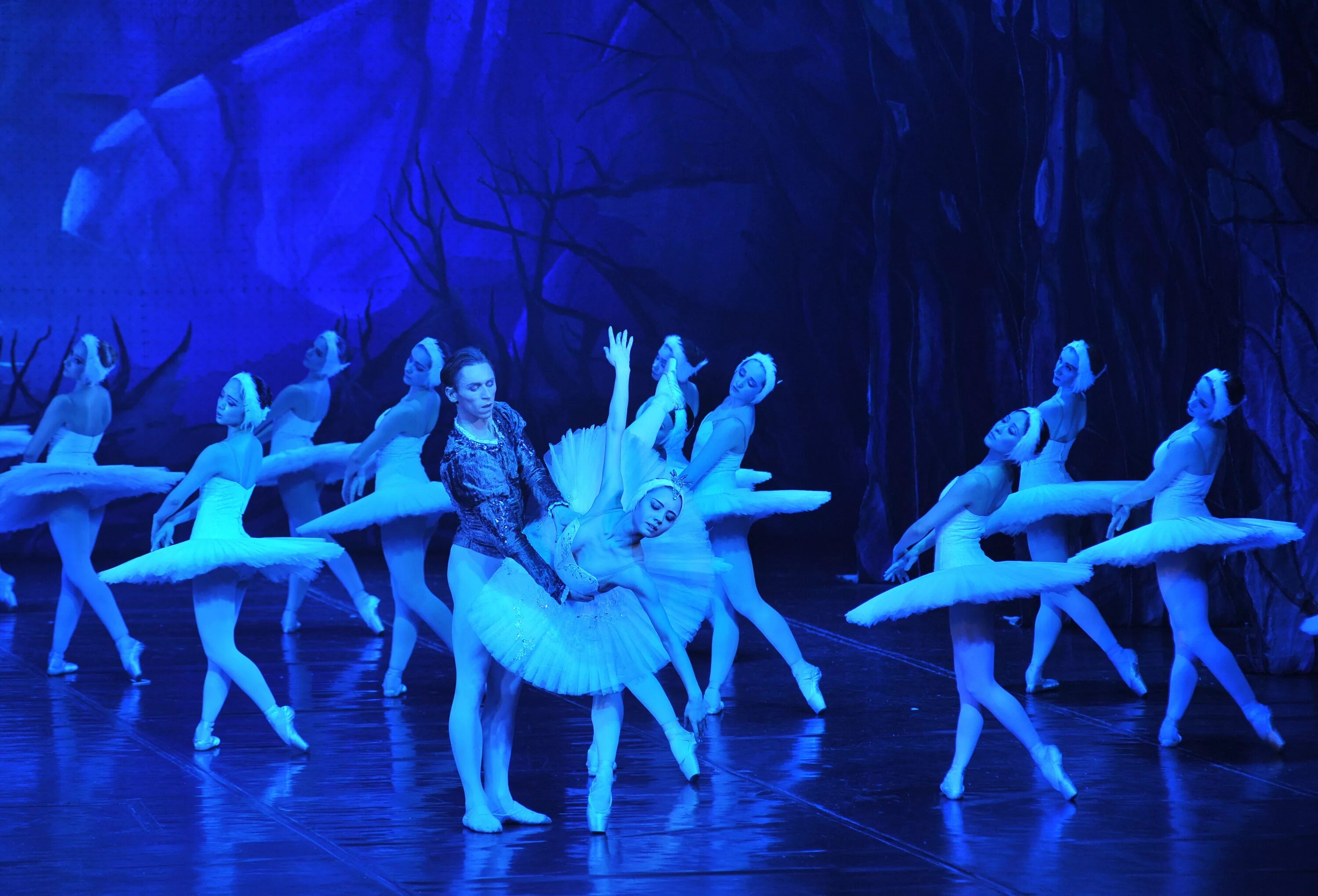 Щелкунчик краткое содержание. Рассказ о балете чайковского лебединое озеро. Балет чайковского щелкунчик доклад. Жизель либретто краткое. Либретто балета щелкунчик.