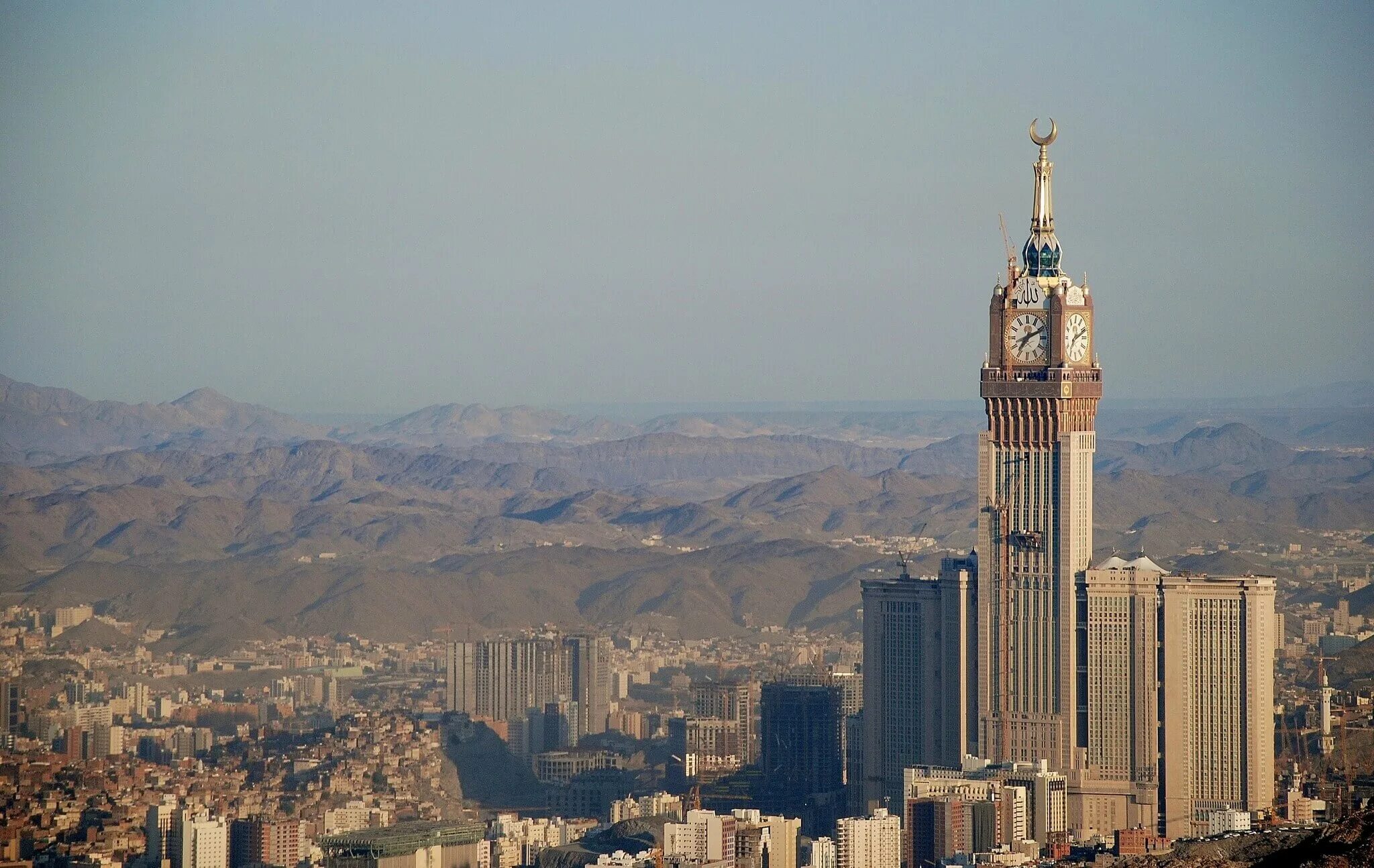 Саудия арабистон. Часовая башня Абрадж Аль-Бейт. Эр-Рияд Саудовская Аравия. Саудовская Аравия столица Эр-Рияд. Саудия Арабистони.