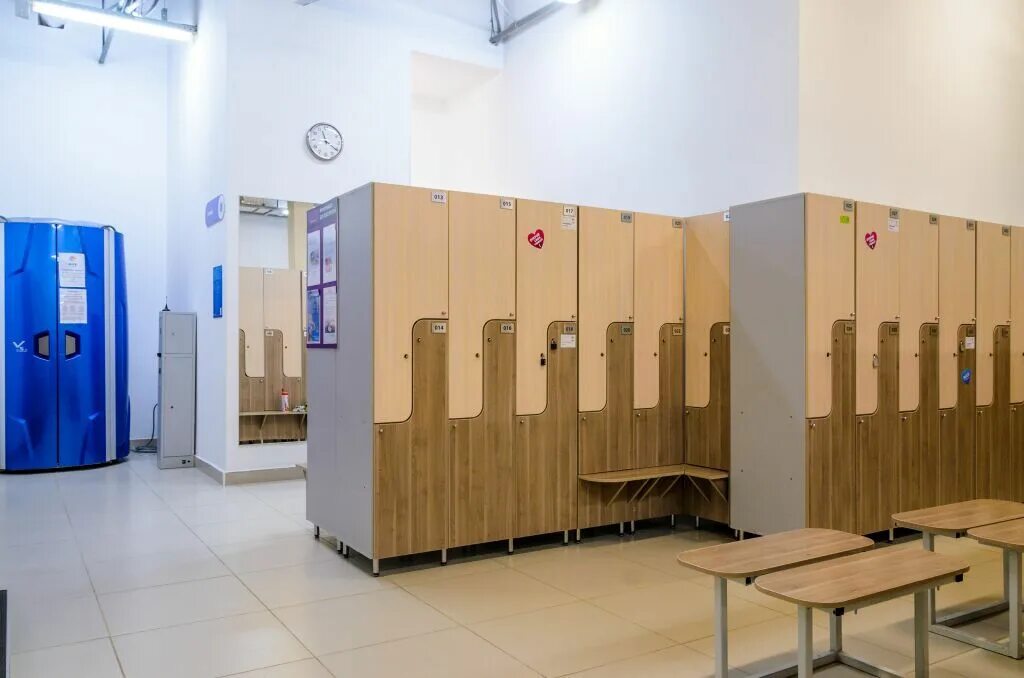 Камера в раздевалке фитнес клубе. Раздевалка женская в тренажерном зале. Алекс фитнес шкафчик. Наклейка на раздевалку. Фитнес клуб физика москва сити.