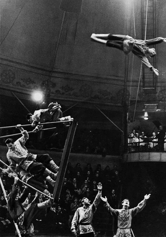 василий мильва акробат цирк. воздушные гимнасты. маяковский акробаты разбитых. гимнасты под куполом цирка на большой высоте. гимнасты дю солей.