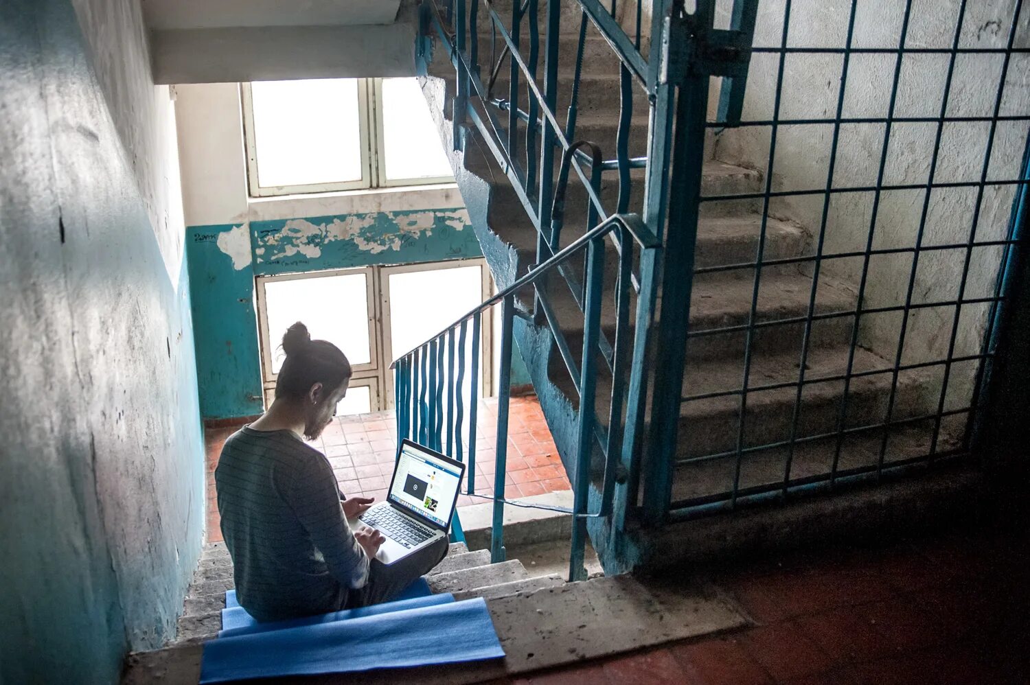 я ваша соседка по лестничной. соседи на лестничной площадке. соседи по лестничной клетке. я ваша соседка по лестничной. я ваша соседка по лестничной.