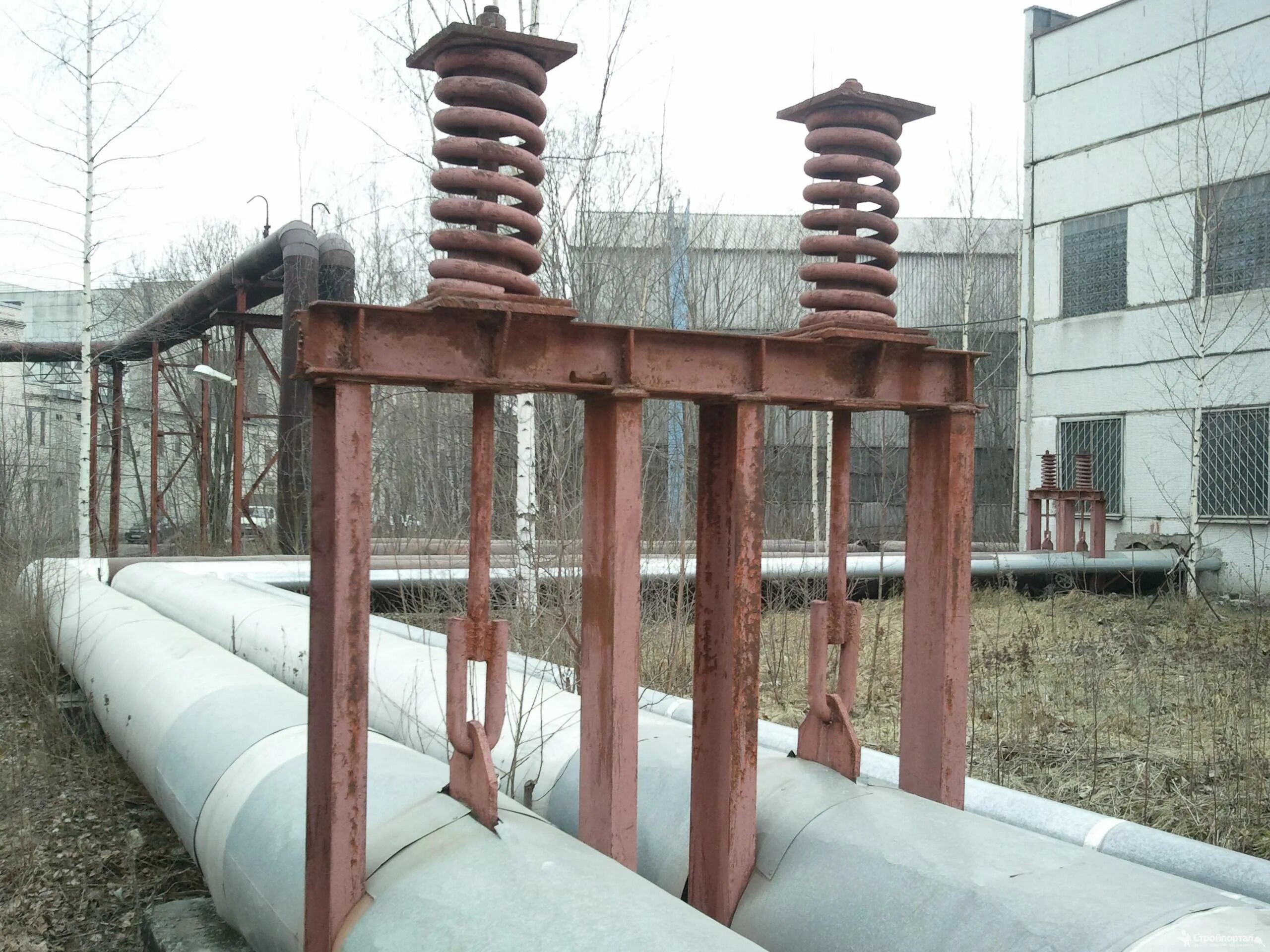 Опорные конструкции трубопроводов. Стоящими опорами под трубопроводы. Опоры для надземного трубопровода ф108. Щитовая опора трубопровода тепловых сетей ду 600. Стоящими опорами под трубопроводы.