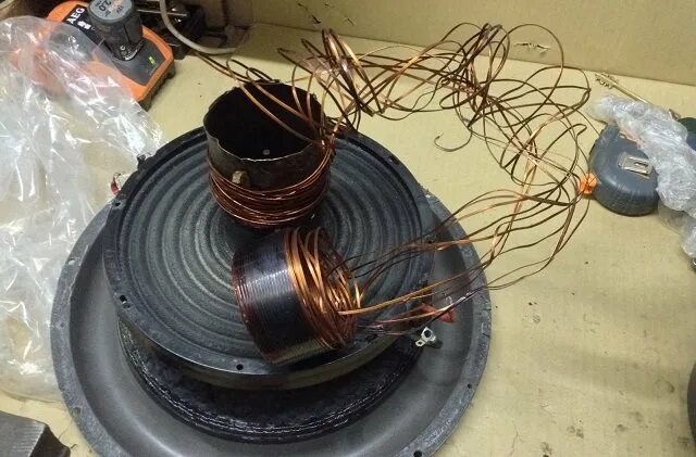Горящий сабвуфер. Катушка на саб урал. Горящий сабвуфер. Перемотка катушки сабвуфера. Сгоревший динамик саба.