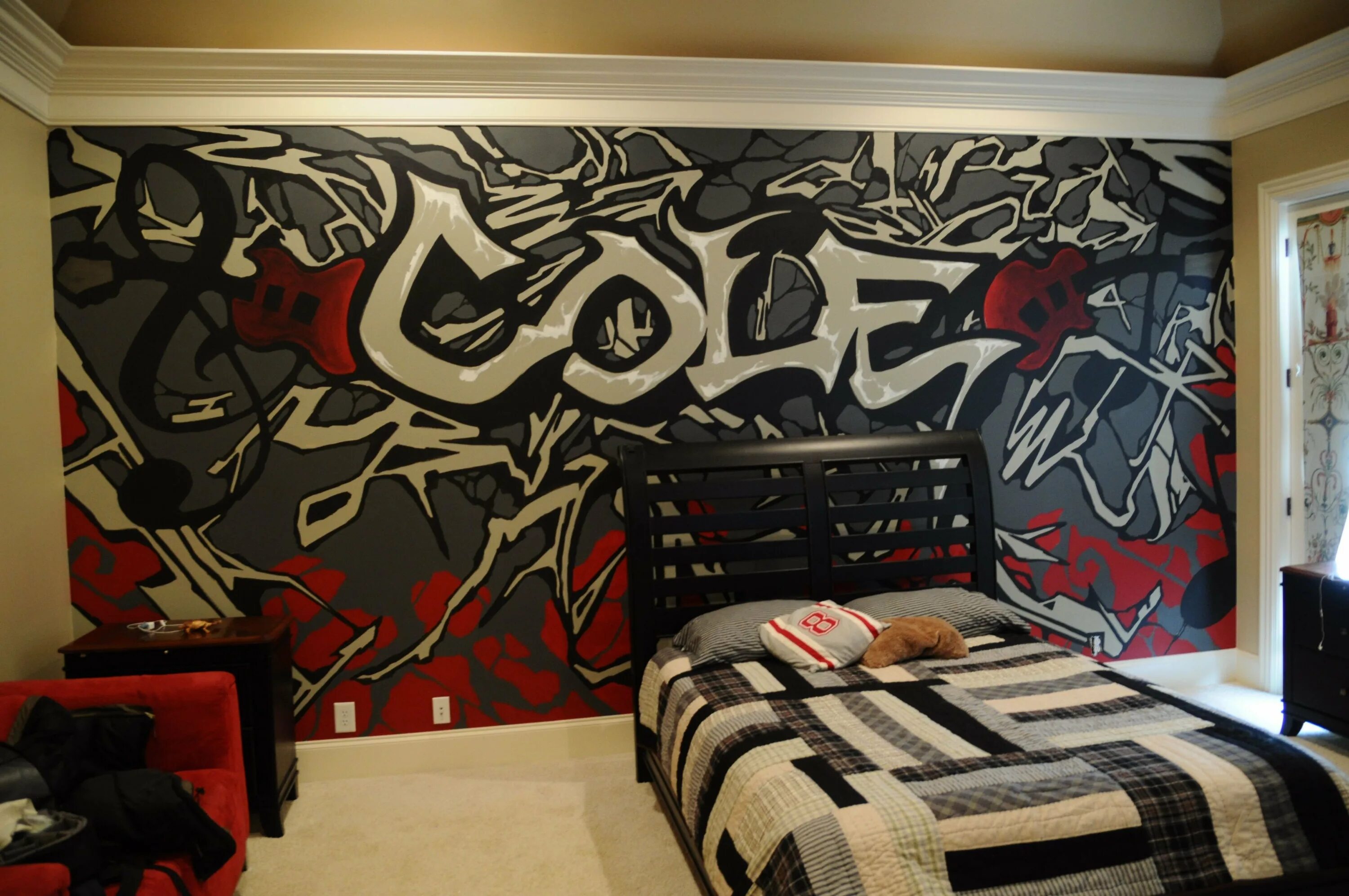 Крутой стен. Граффити на стене в комнате. Граффити на стене в комнате подростка. Комната подростка в стиле граффити. Крутые рисунки на стену в комнату.