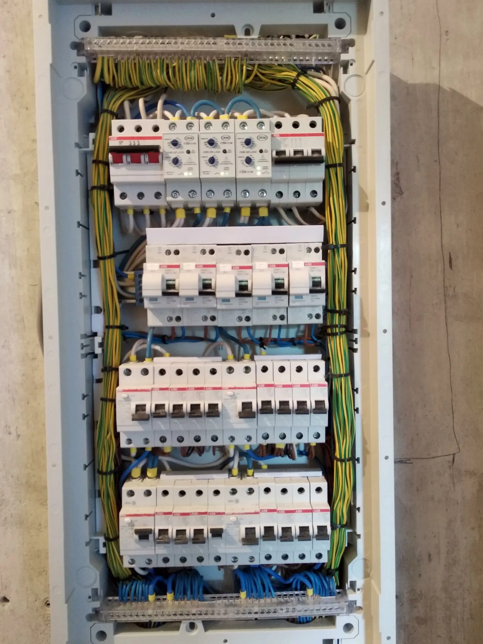 Сборка щита цена. Распределительный щит ABB 380в. Щит квартирный ЩК-1 IEK. Электро сборка электрощитов 200кв. Расключение распределительного щита.