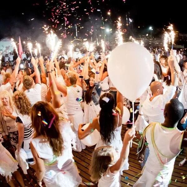 Как выглядит белая вечеринка Get on the wait list for Diner en Blanc Diner en blanc, Pop up dinner, White par