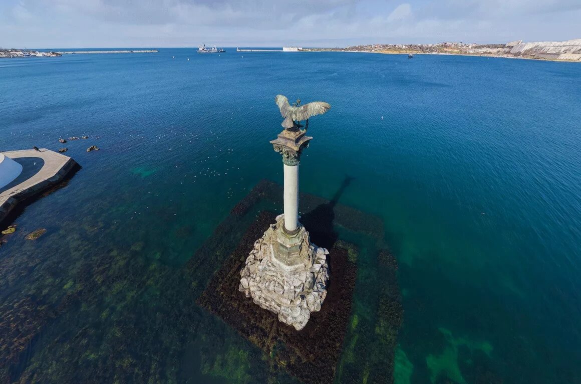 Памятник затопленным кораблям расположен в крымском