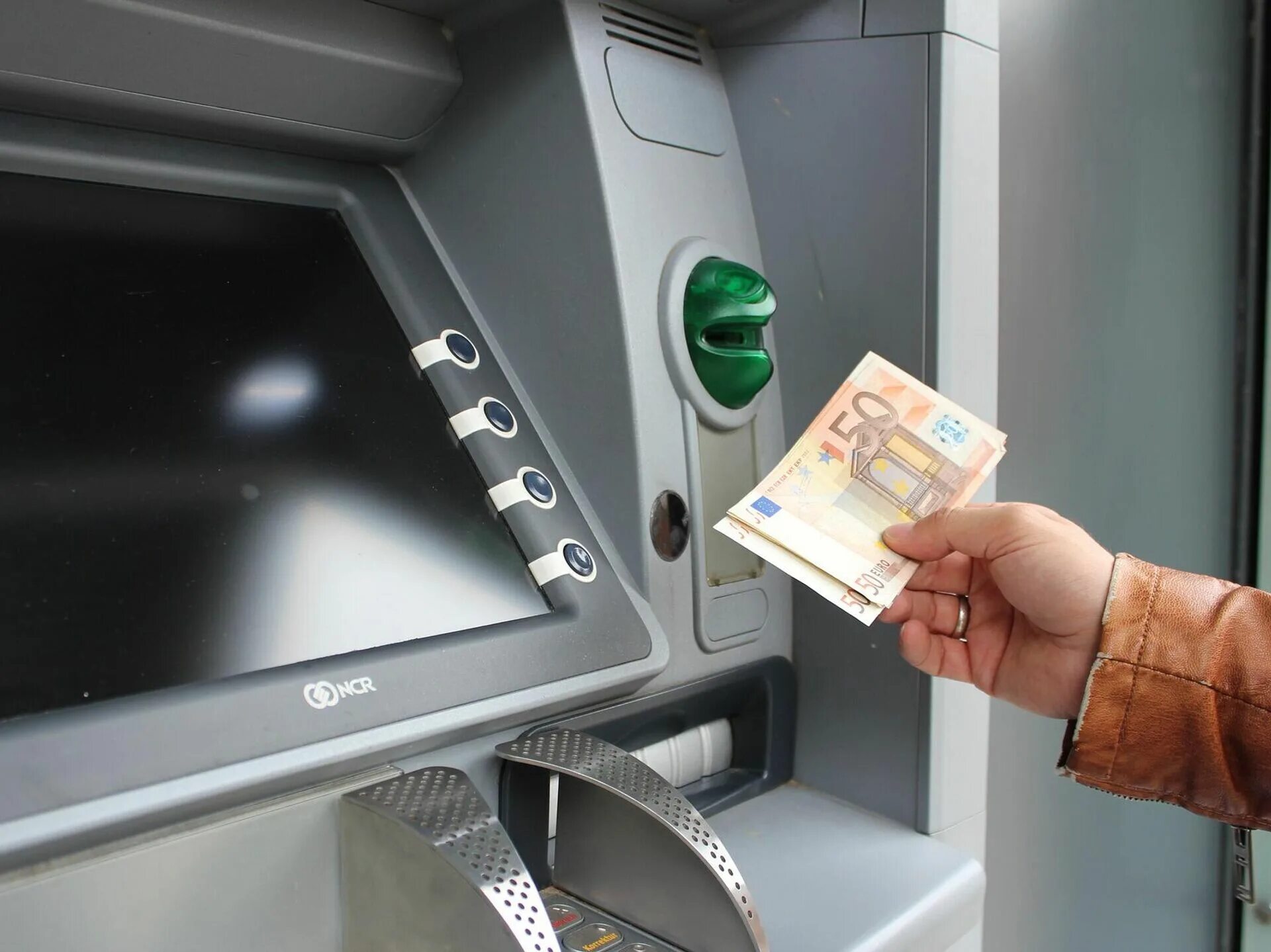 Для каких операций используют банкомат чаще всего. Банкомат (ATM). Банкомат евро. Снятие денег. Деньги в банкомате.