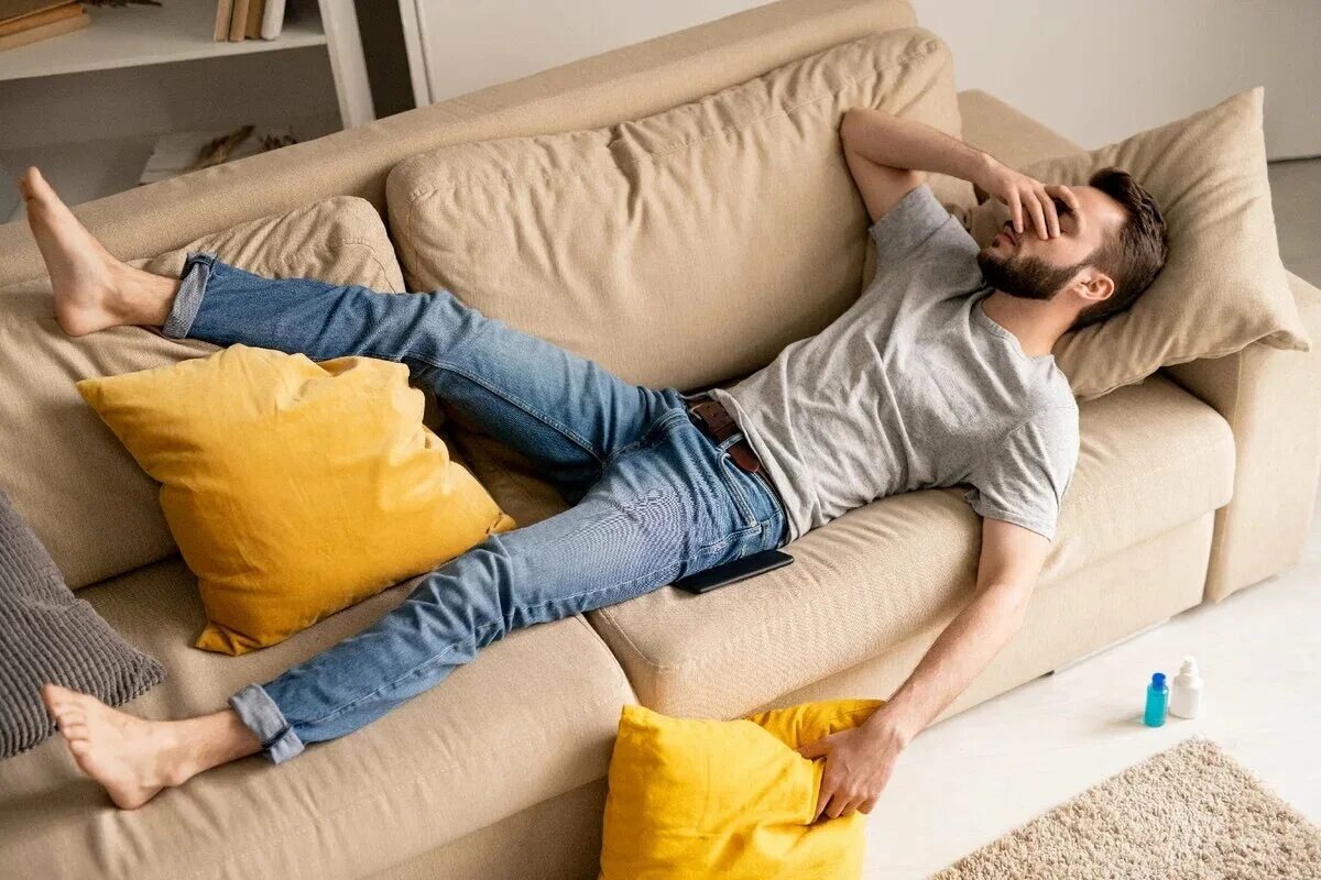 Мужчина на диване. Лежит на диване. Человек лежит на диване. Парень на диване. Устаю от мужа что делать