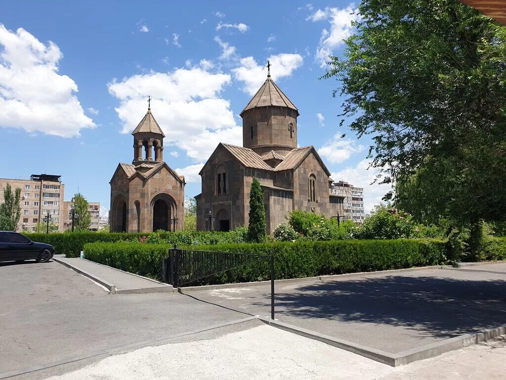 Церковь в ереване. Армянская Апостольская Церковь Ереван. Святой Эчмиадзин храм Армения. Армянская Апостольская Церковь Ереван Эчмиадзин. Зоравор Церковь в Ереване.