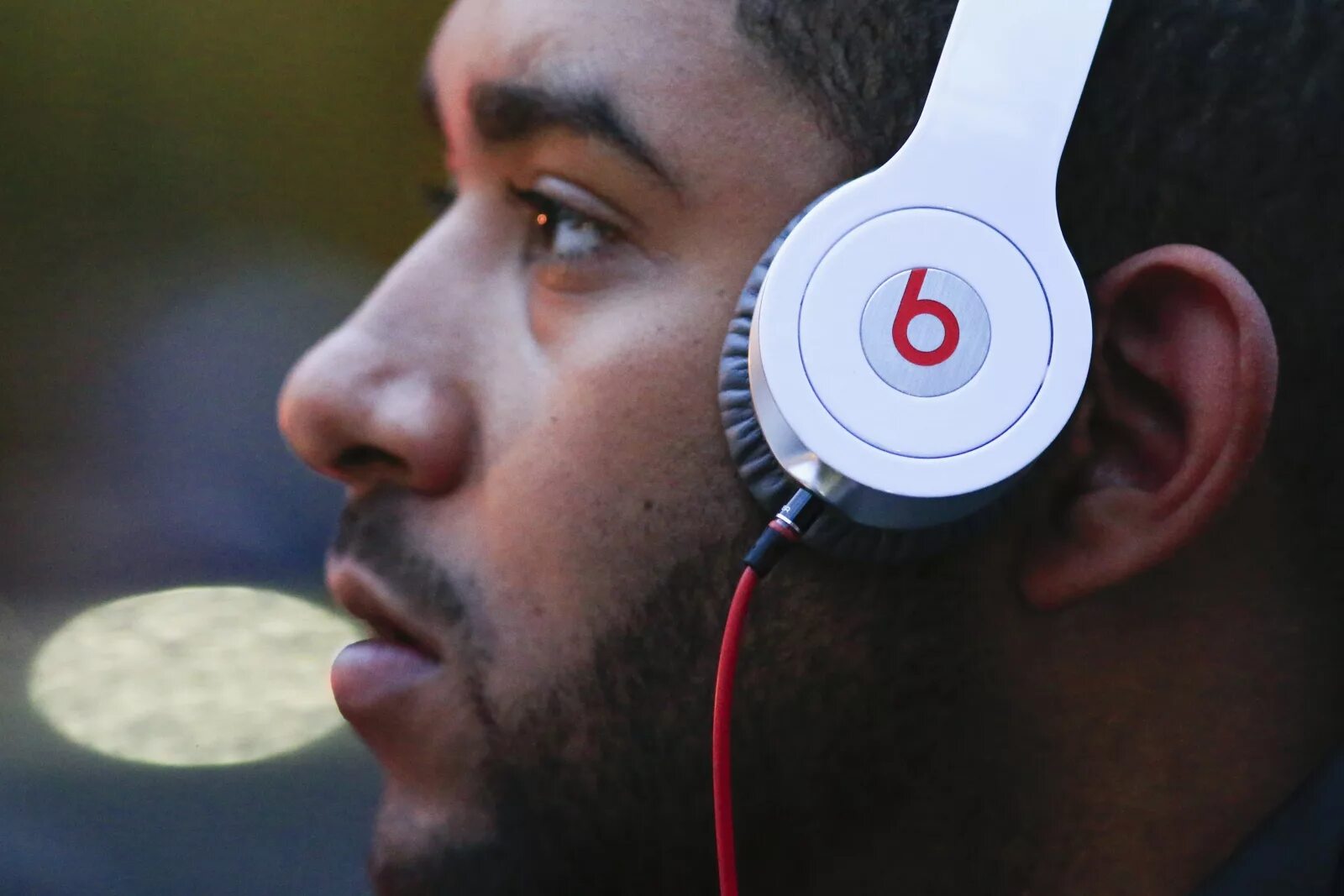 Beats реклама. Apple Beats Dr Dre. Монстер битс с эпл. Beats by Dre 2014. Наушники битсы белые.