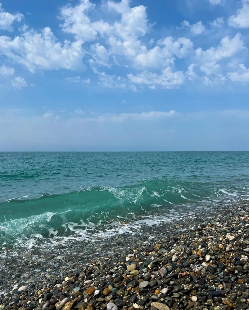 Сколько вода в море в сочи. Черное море Краснодарский край. Море Сочи Ялты и Одессы. Сочи море пляж. Красивые пляжи Сочи.