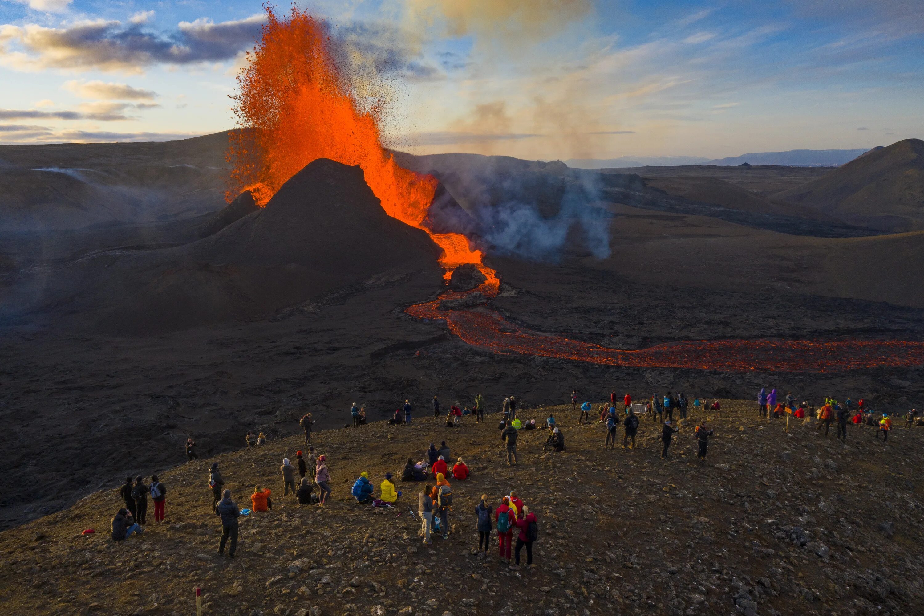 Много вулканов действующих находятся на полуострове. Вулкан в Исландии фаградальсфьядль. Вулкан Исландии Эйяфьятлайокудль 2010. Извержение вулкана в Исландии 2021. Исландия вулкан Эйяфьятлайокудль извержение 2010.