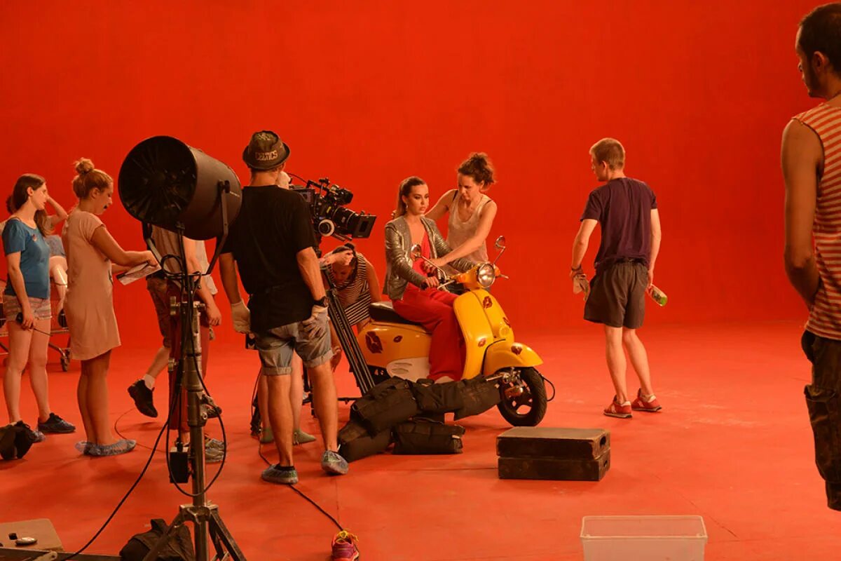 Студия с циклорамой москва. Локации для съемки авто. Pm studio. Студия для съемки авто. Pm studio.