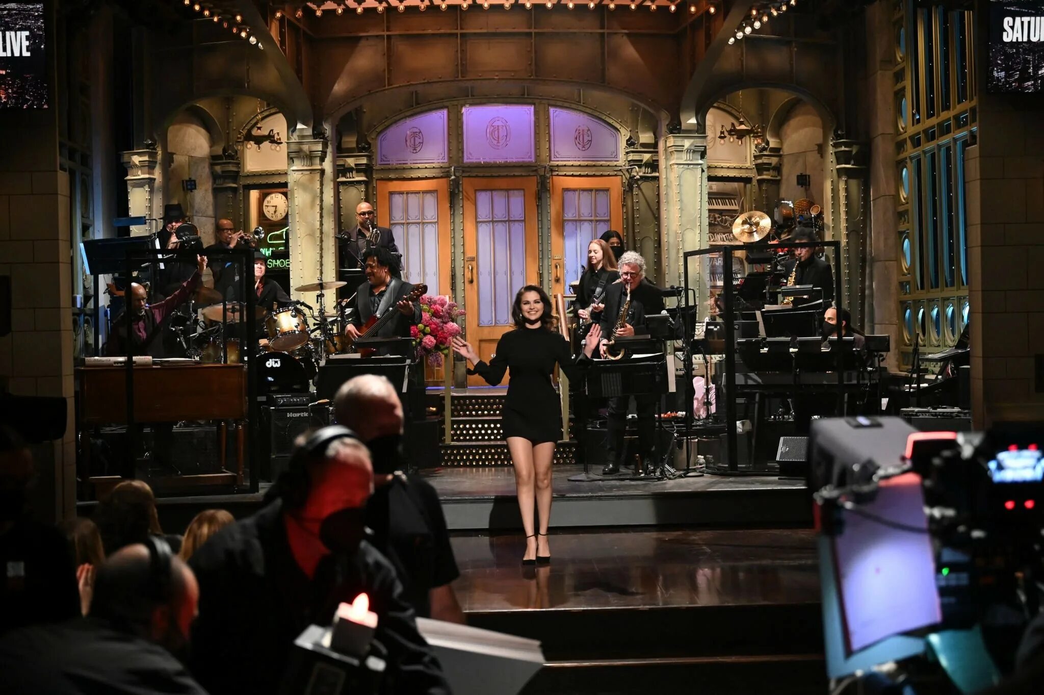 Selena Gomez SNL. Selena Gomez 2022. Saturday Night Live selena Gomez. Субботним вечером в прямом эфире.