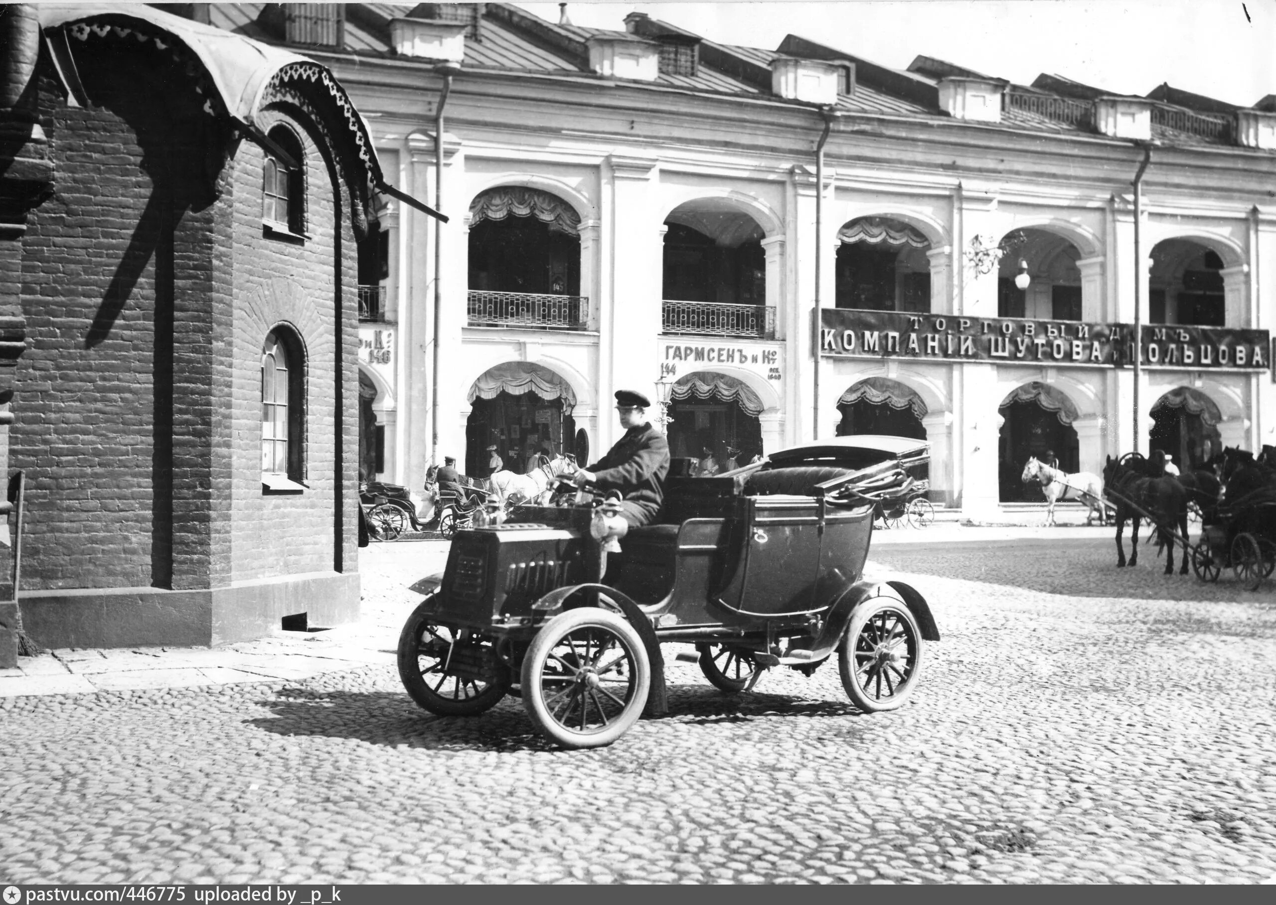 Первый автомобиль в москве. Санкт-Петербург 1910. Гостиный двор Санкт-Петербург 20 век. Гостиный двор СПБ 19 век. Гостиный двор 20 век Москва.