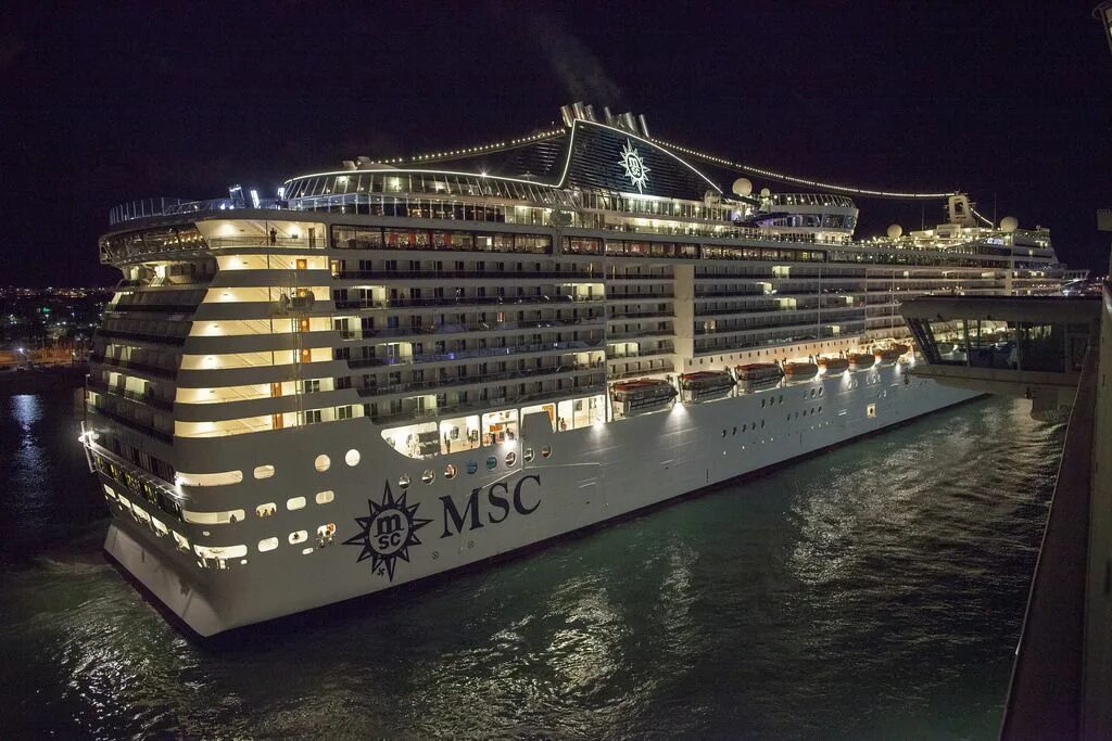 Msc divina бассейн. Msc divina 5 круизный лайнер. Msc divina круизный лайнер. Msc divina круизный лайнер. Мск дивина корабль.