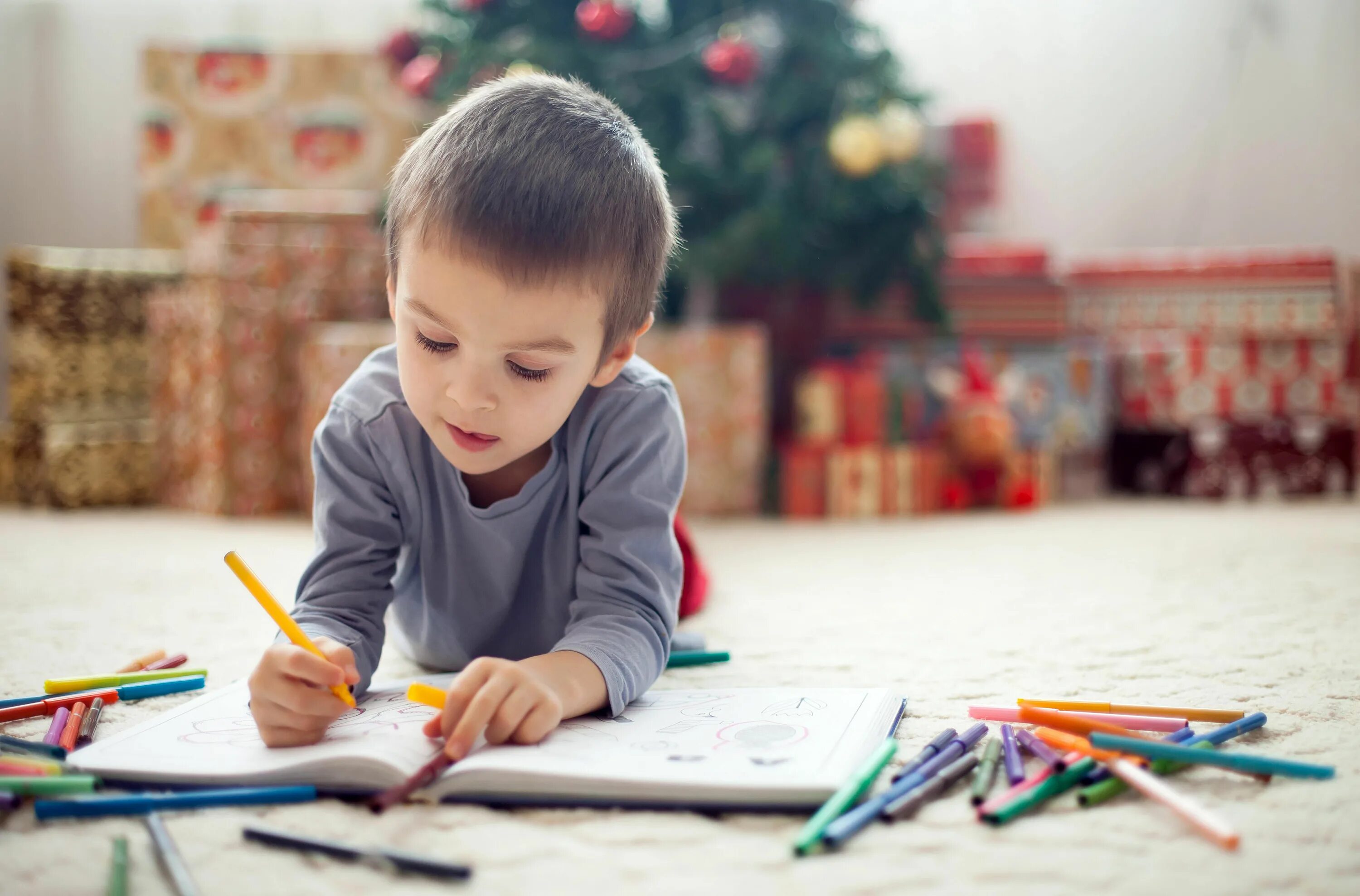 Мальчик рисует. Рука ребенка с карандашом. Писающий мальчик. Мальчик с карандашом в руке.