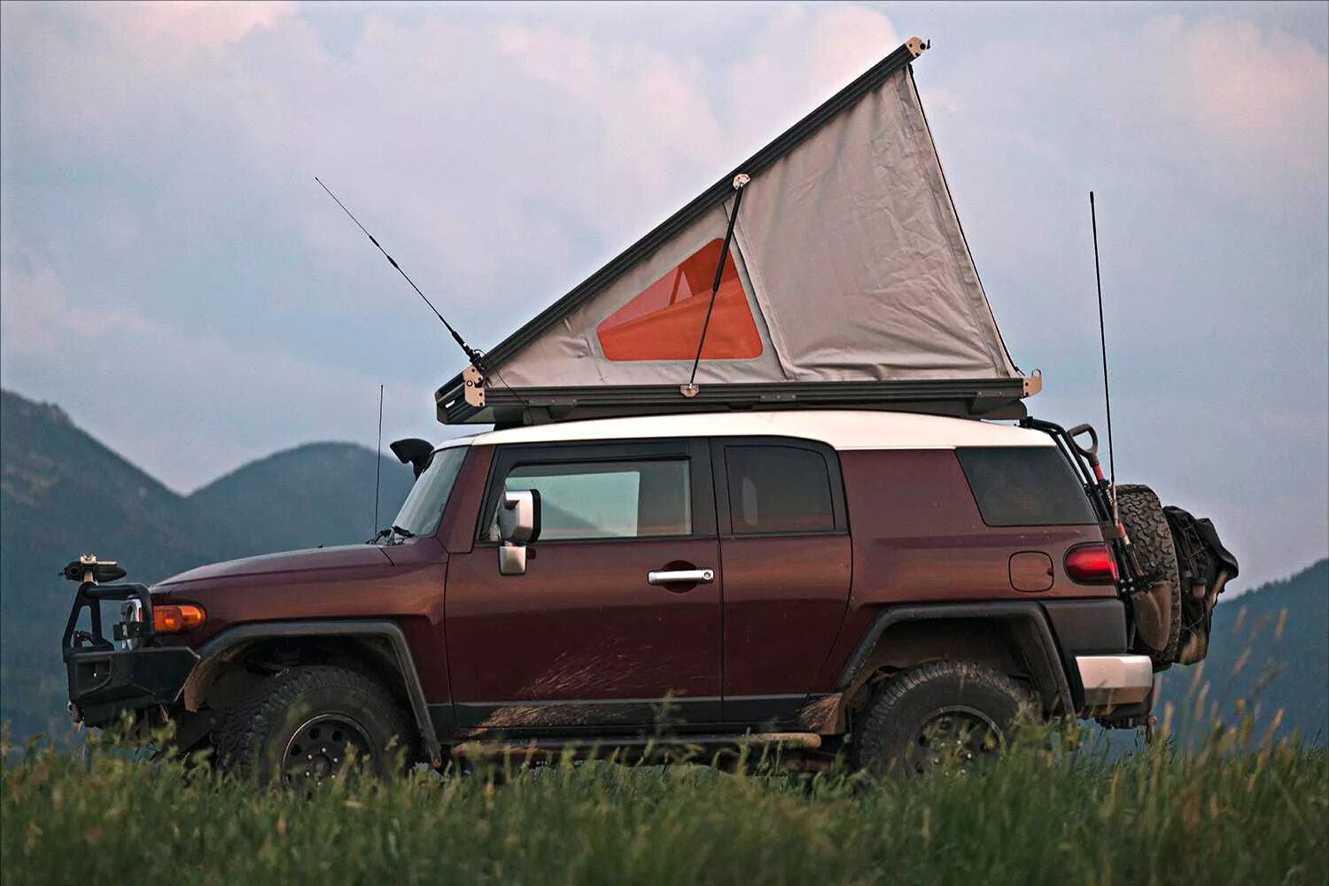 Camping platform. Палатка на крышу FJ Cruiser. 4runner Toyota автомобильная палатка. Топ КРУТЫХ палаток на крышу авто. Палатка на крышу Сорокин.