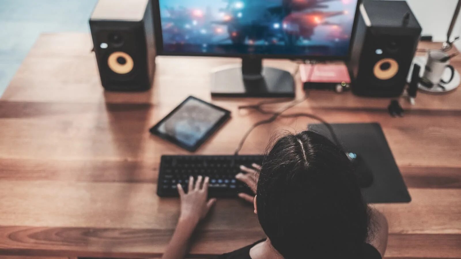 Don t play computer games. Человек играющий в компьютер. компьютерная зависимость. парень играющий в компьютер. playing computer games картинки.