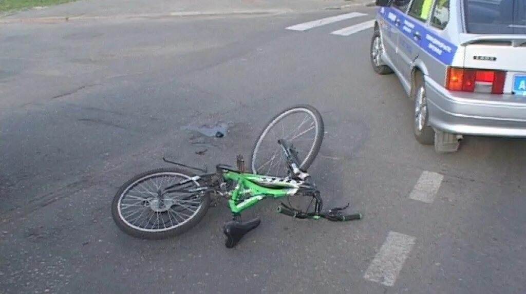 Сбитый мальчик на велосипеде. Велосипедист под колесами авто. Попал под машину на велосипеде.