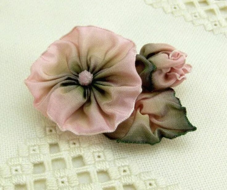 Техники цветов из ткани. Цветы из ткани. Цветы из ткани своими руками. Тканевые цветы своими руками. Винтажные цветы из ткани своими руками.