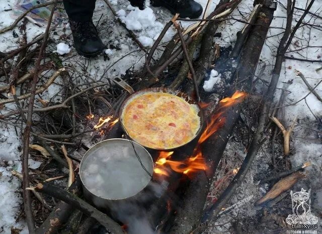 Еда в лесу зимой. Еда на природе зимой. шашлык в походе. шашлык в лесу зимой на костре. еда на костре зимой в лесу.