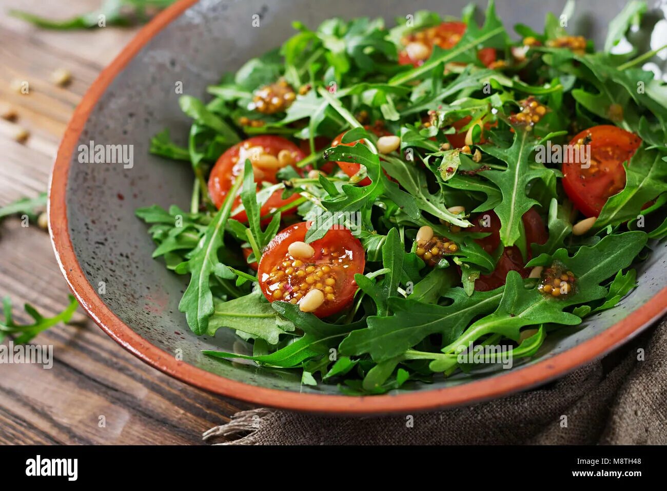 Салат с руколой и помидорами черри. Салат с рукколой помидорами. Рукола с огурцами. Салат с руколой и помидорами. Руккола маленькая.