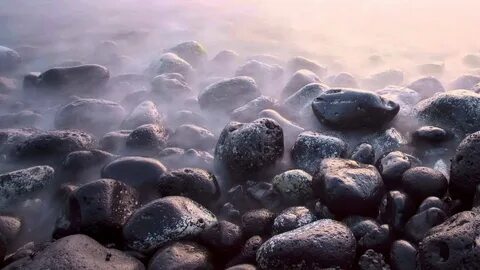 Источенные водой камни и море