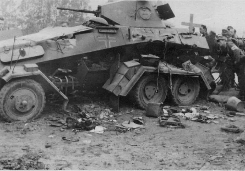 Кадры подбитой техники. Подбитые немецкие танки 1941. Подбитая немецкая техника 1941. Бронеавтомобиль SD KFZ 231.