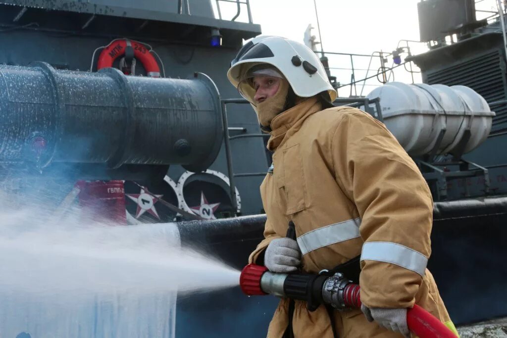 Средства пожаротушения на судах. Тушение пожара на судне. Тушение кораблей. Борьба с пожаром на судне. Пожарные суда.
