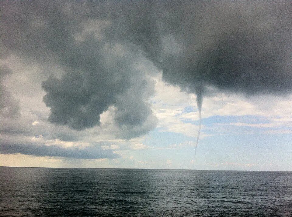 морем в крыму. смерчи и торнадо. природные явления крыма. на бермамыте явление призрак. смерч в севастополе 2002.
