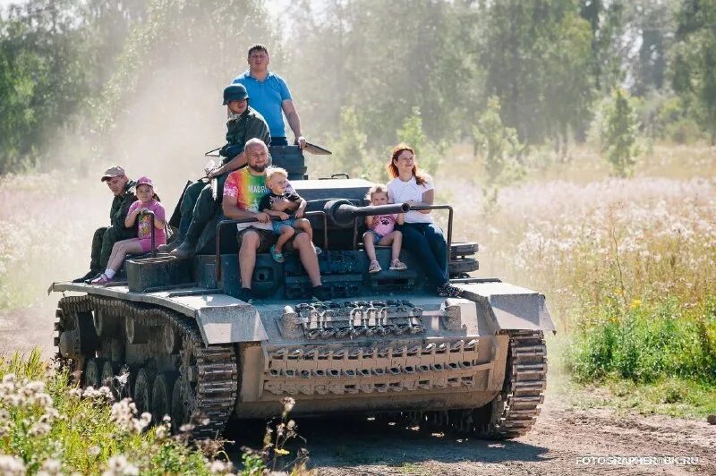 Милитари парк стальной десант красное село. Танковый парк стальной десант. Танковый парк стальной десант. Парк стальной десант красное село. Танковый парк стальной десант.