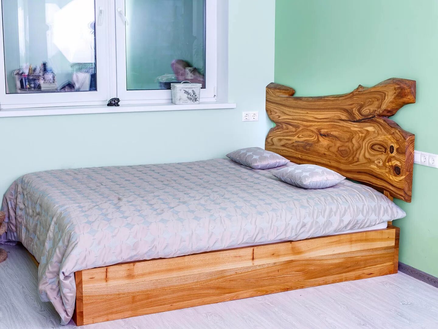 Кровать из массива карагача. Кровать из цельного массива дерева. Кровать из цельного дерева. Кровать из кедра современная. Кровать двуспальная из дерева.