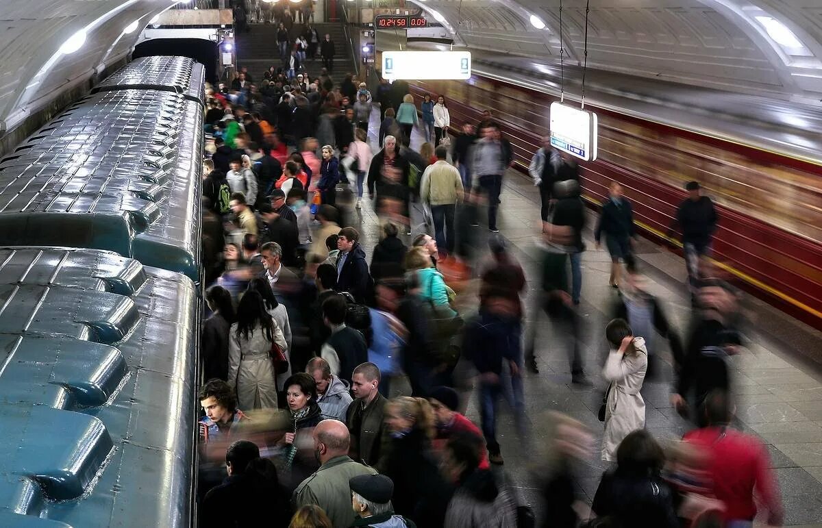 Км в час в метро. Час пик в метро. Час пик в метро в Москве. Давка в метро Москва. ЧАСПИК В Московском метро.