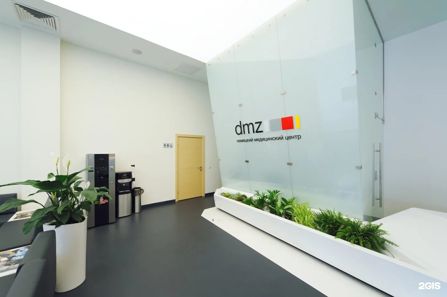 Немецкий медицинский центр. Немецкий центр воронеж. Немецкий центр dmz воронеж. Интерьер немецких клиник. Dmz воронеж клиника.