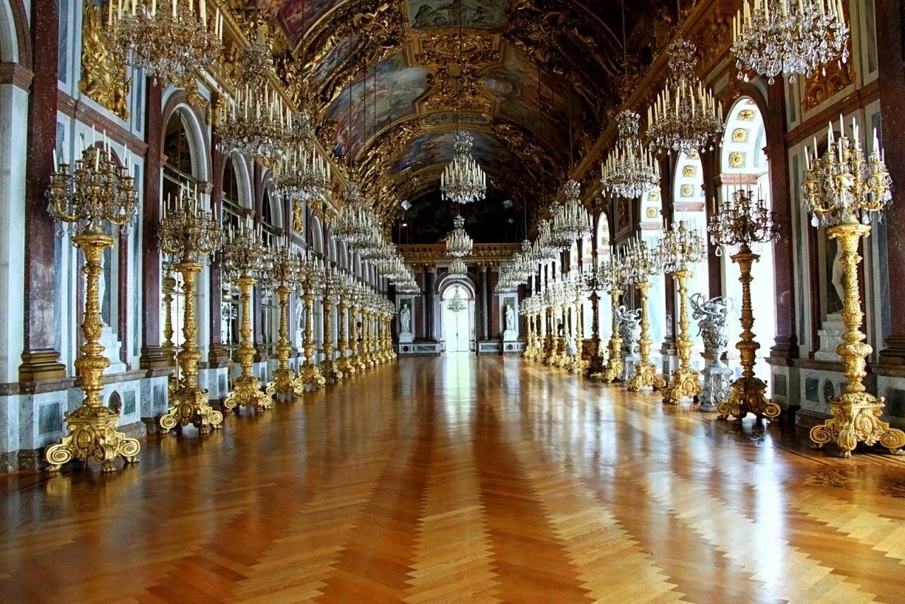 Дворец Версаль зеркальная галерея. Версаль Франция зеркальная галерея. Зеркальный зал Версальского дворца. Франция Версальский дворец внутри.