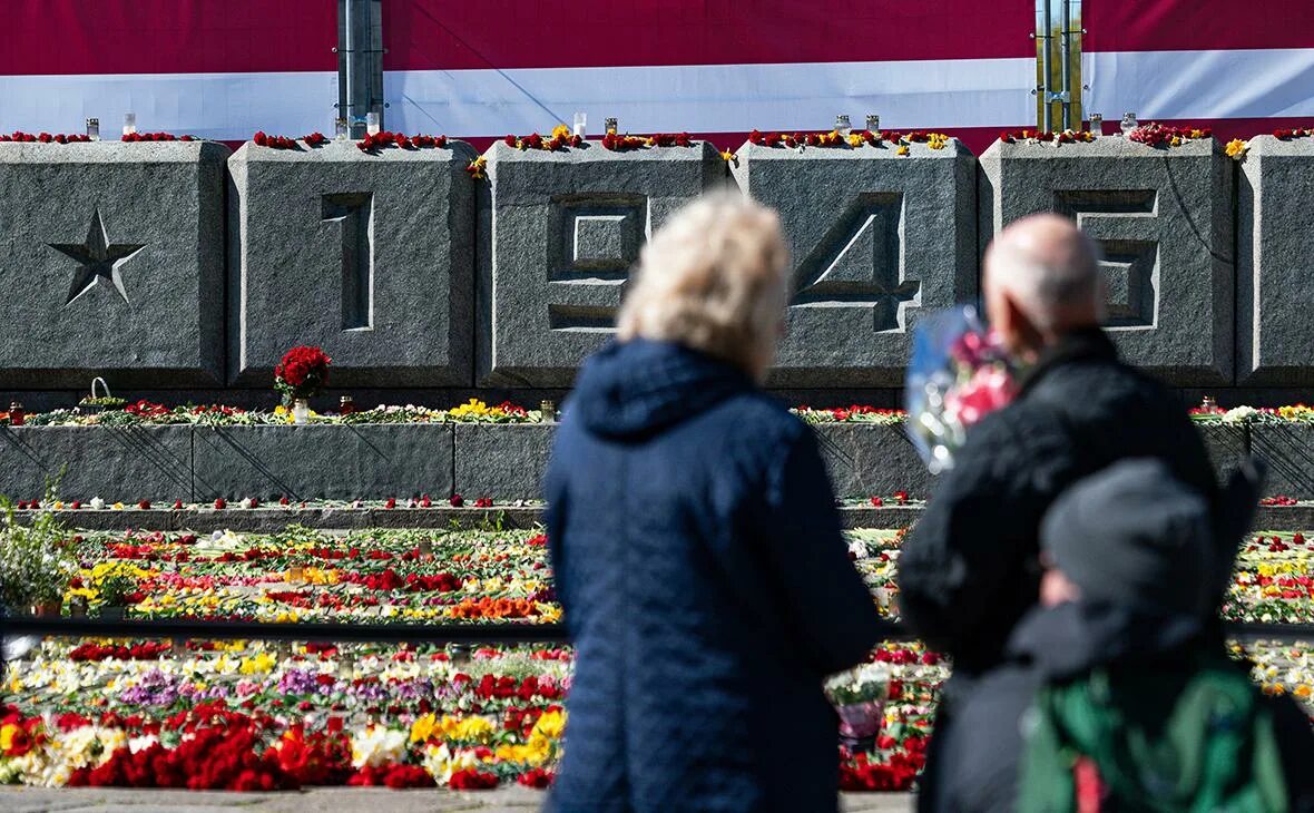 9 мая в латвии. Монумент освободителям риги. памятник освободителям риги. день победы в латвии. празднование 9 мая.